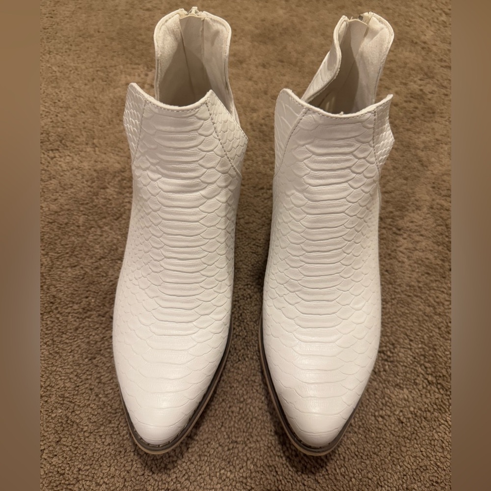 Altered State White Cowboy/Western Booties